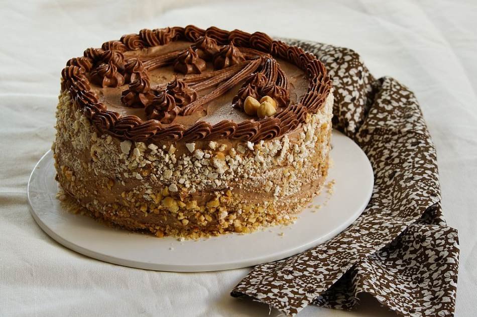 kijevska_torta_je_remek_delo_poslastica_pusla_prozracne_kore_i_fil_sa_orasima_cine_veliku_tortu_koja_se_brzo_jede_recept_943863759